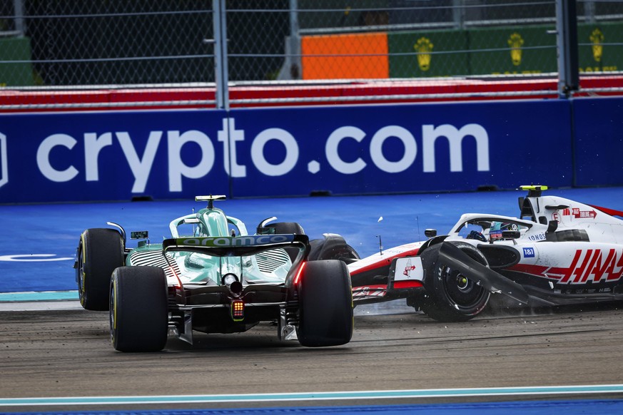 Mick Schumacher (r.) und Sebastian Vettel kollidieren beim Rennen in Miami.