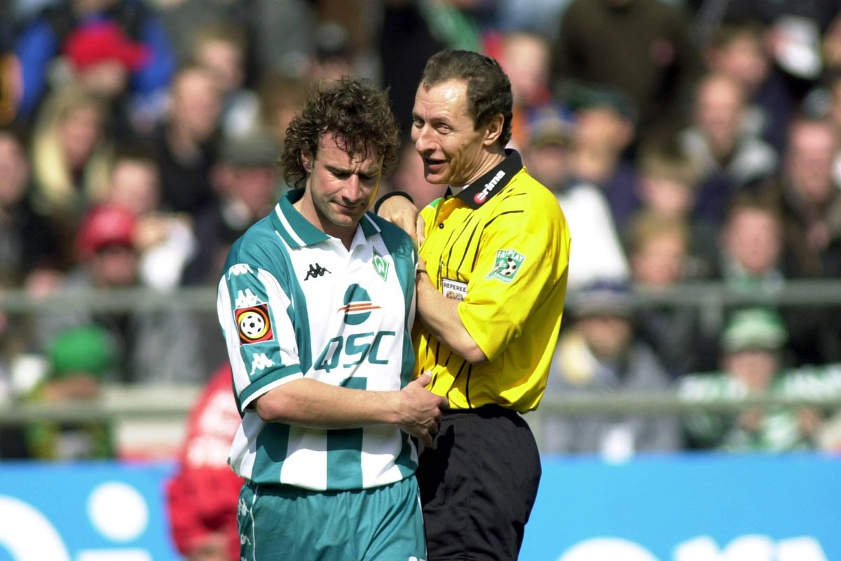 Marco Bode (l.) während seiner Spieler-Karriere im Gespräch mit dem damaligen Schiedsrichter Helmut Krug.