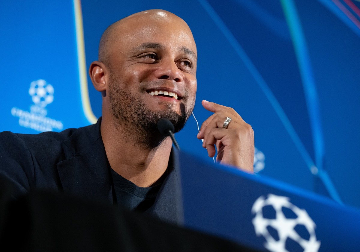 22.10.2024, Spanien, Barcelona: Fu�ball: Champions League, FC Barcelona - Bayern M�nchen, Vorrunde, 3. Spieltag. Pressekonferenz FC Bayern im Teamhotel. Trainer Vincent Kompany von M�nchen sitzt auf d ...