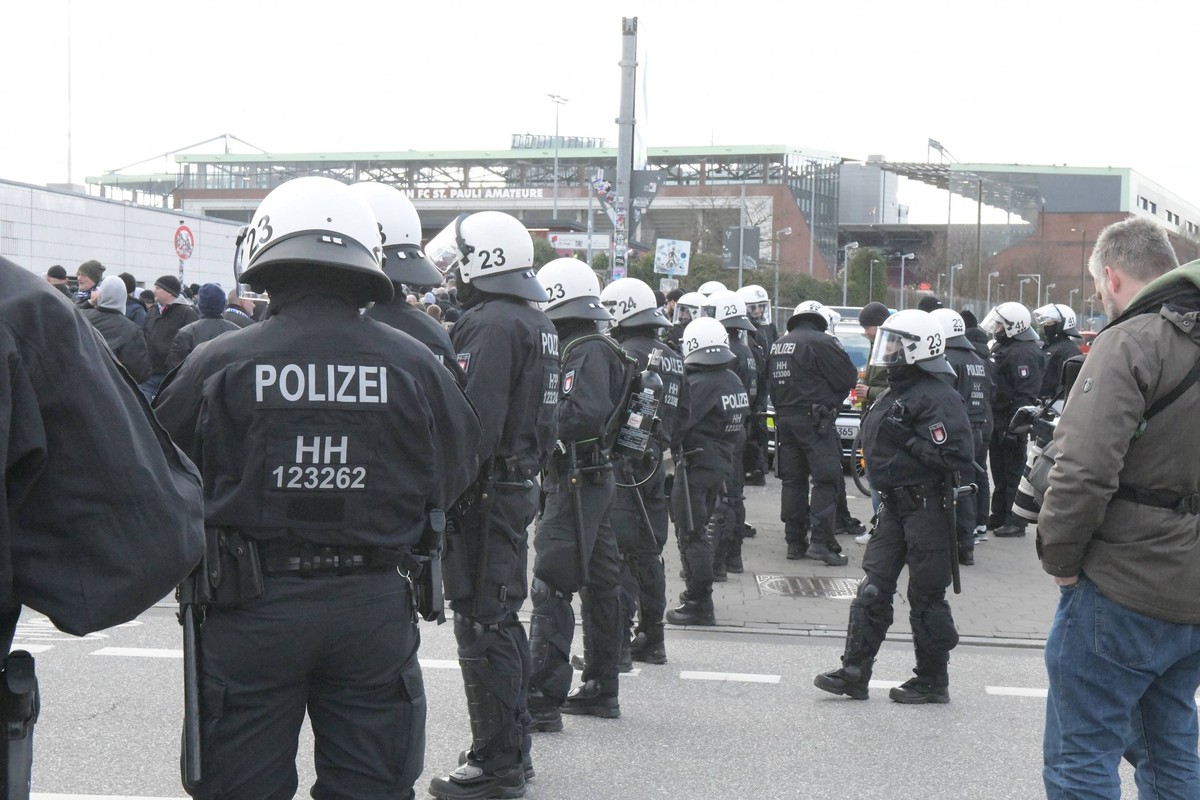 Fußball I Herren I 2022-2023 I 2. Bundesliga I 22. Spieltag I FC St. Pauli - F.C. Hansa Rostock I 26.2.2023 Polizeieinsatz, Schweigende Fans, Polizei, Hamburg, Cops, Bundespolizei, Hamburg Millerntor  ...