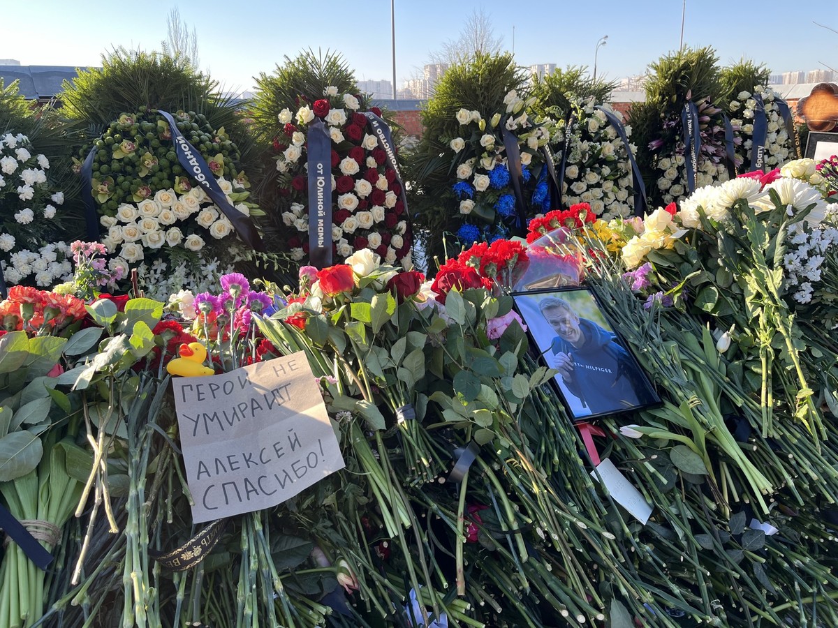 03.03.2024, Russland, Moskau: Blumen liegen in dem Borisowskoje-Friedhof auf dem Grab von Kremlgegner Alexej Nawalny. Nawalny, der der sch�rfste Gegner von Pr�sident Wladimir Putin war, wurde nach ein ...