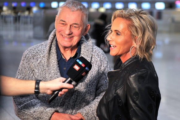 RTL - Dschungelcamp 2024. Heinz Hoenig mit seiner Frau Annika Kärsten-Hoenig anläßlich der Abreise der Kandidaten der RTL - Sendung Ich bin ein Star - holt mich hier raus zum Dschungel-Camp 2024 in Au ...