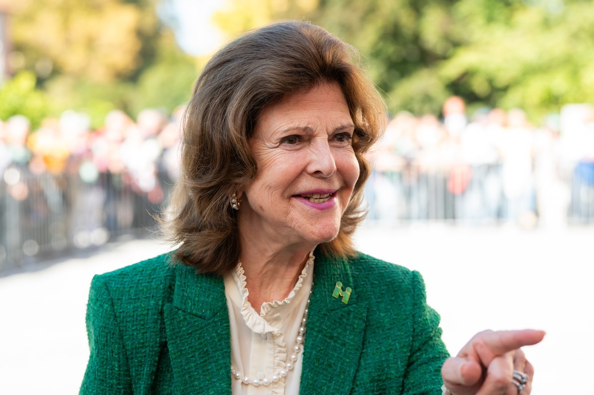 dpatopbilder - 11.10.2023, Baden-W�rttemberg, Insel Mainau: K�nigin Silvia von Schweden bei ihrem Besuch anl�sslich der Taufe der neu gez�chteten �Mentor-Rose� im Schlosshof der Insel Mainau. Foto: Si ...