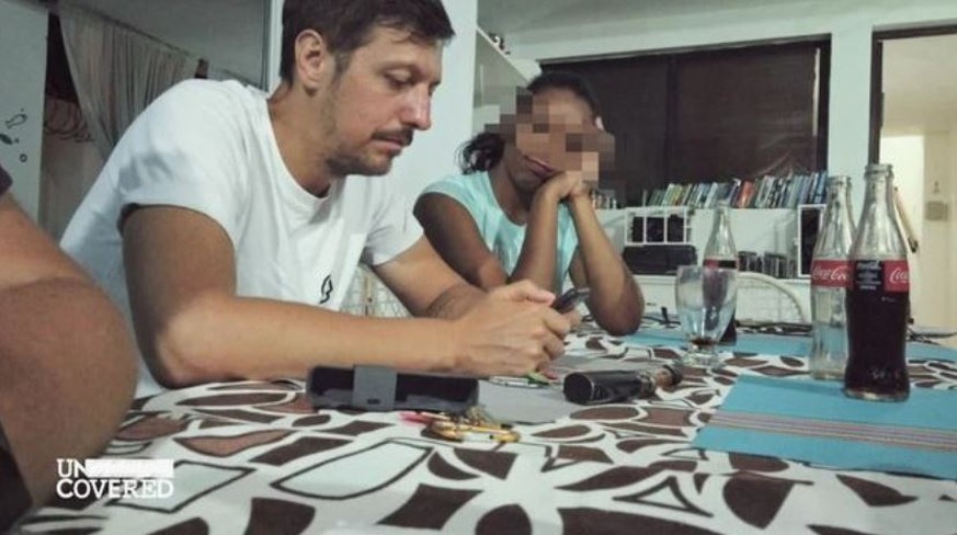 Thilo Mischke undercover in einem Sex-Resort in der Dominikanischen Republik. Die Dame neben ihm ist über 18.