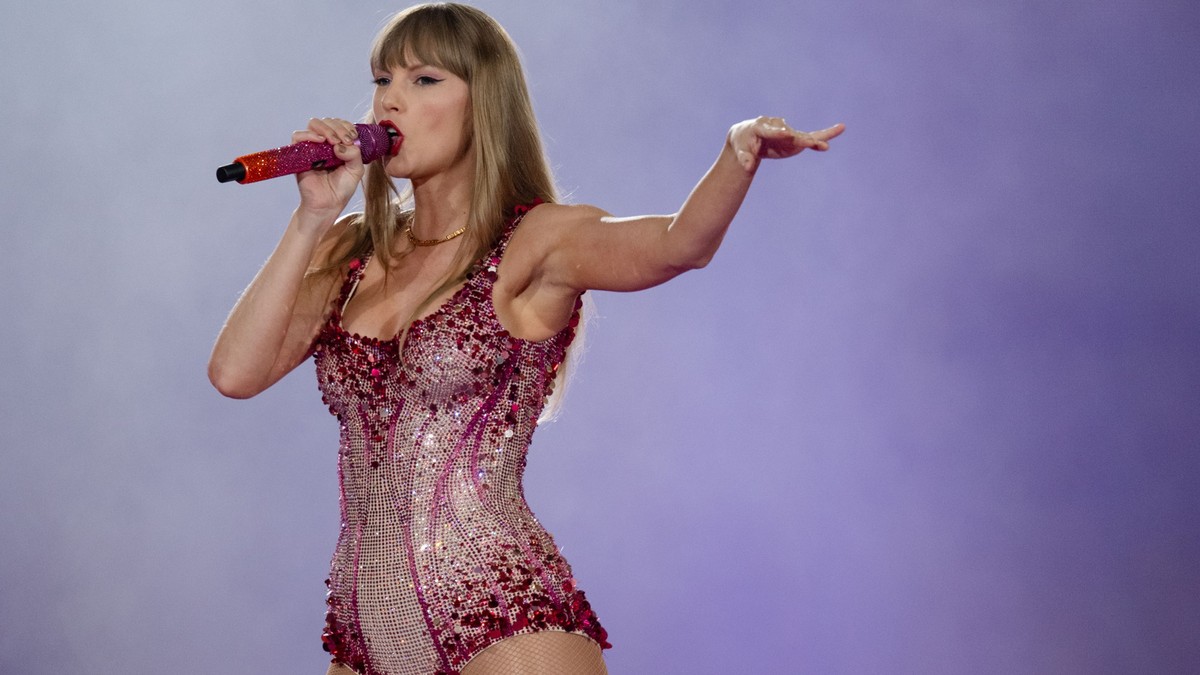 17.07.2024, Nordrhein-Westfalen, Gelsenkirchen: US-Sängerin Taylor Swift steht in der Veltins-Arena auf der Bühne. Es ist das erste Deutschland-Konzert im Rahmen ihrer «The Eras Tour». Foto: Marius Be ...