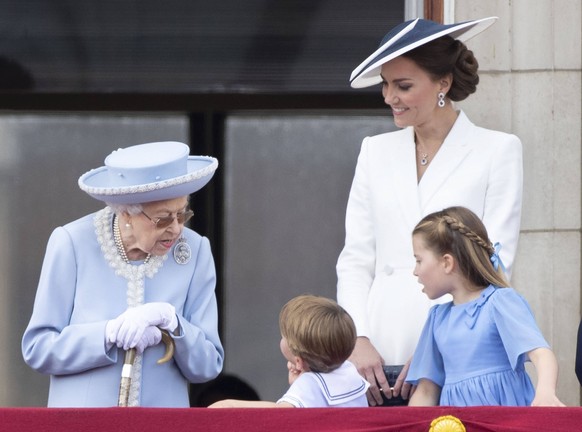 . 02/06/2022. London, United Kingdom. Queen Elizabeth II and members of The Royal Family including Prince William and Kate Middleton with their children Prince George, Princess Charlotte and Prince Lo ...