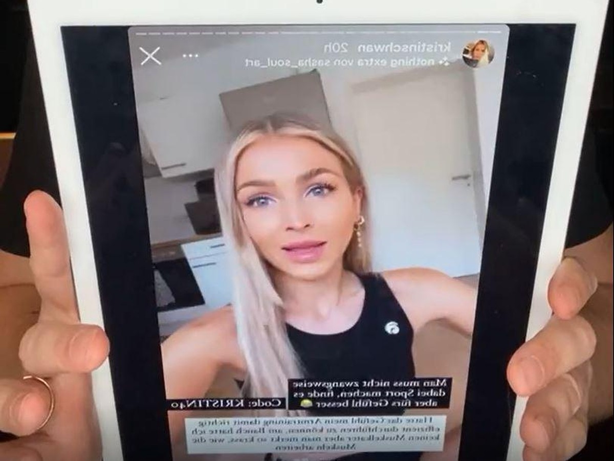 Der Comedian zeigt in seinem Video die Influencerin.