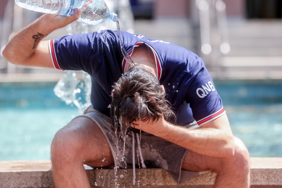 ARCHIV - 12.07.2022, Spanien, Madrid: Ein junger Mann übergießt sich mit einer Wasserflasche, um die Hitze zu bekämpfen. Der vergangene Sommer ist nach Auswertungen des EU-Klimawandeldienstes Copernic ...