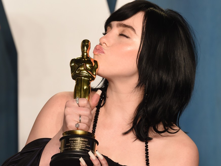 28.03.2022, USA, Los Angeles: Billie Eilish feiert ihren Oscars f