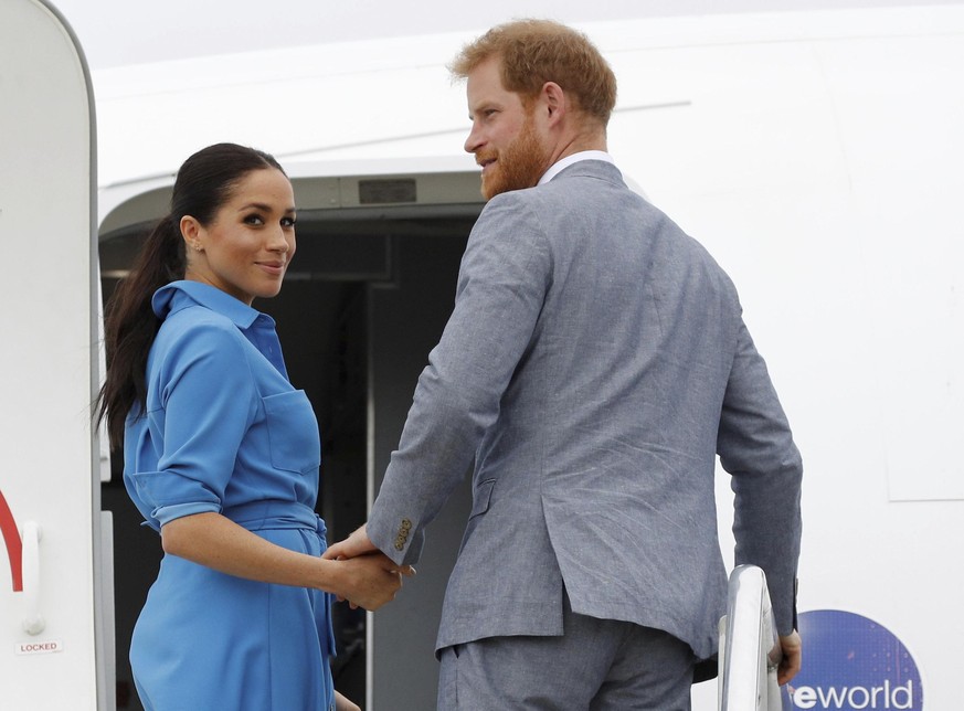 ARCHIV - 26.10.2018, Tonga, Nuku&#039;alofa: Der britische Prinz Harry, Herzog von Sussex, und seine Frau Meghan, Herzogin von Sussex, besteigen am Flughafen Fua&#039;amotu ihr Flugzeug. Am 4. August  ...