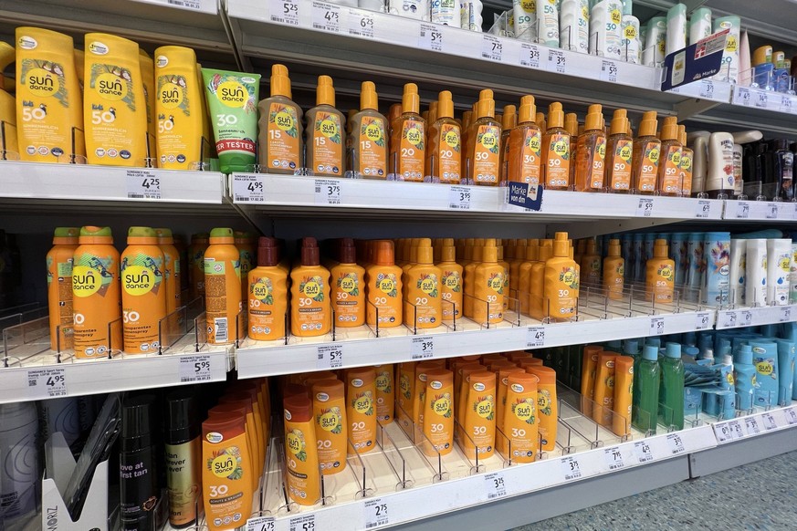 Volle Regale mit Sonnenschutzmittel,SunDance,Eigenmarke DM Drogeriemarktkette, Sonnencremes, Hersteller,Marke in einer DM Filiale,Drogerie *** Full shelves of sunscreen,SunDance,private label DM drugs ...