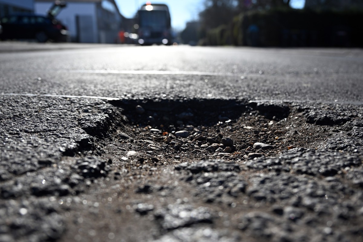 ARCHIV - 08.02.2023, Nordrhein-Westfalen, Stadt: Ein Schlagloch hat sich in einer Straße gebildet. Landesverkehrsminister Oliver Krischer (Grüne) informiert am Donnerstag über aktuelle Prüfergebnisse ...