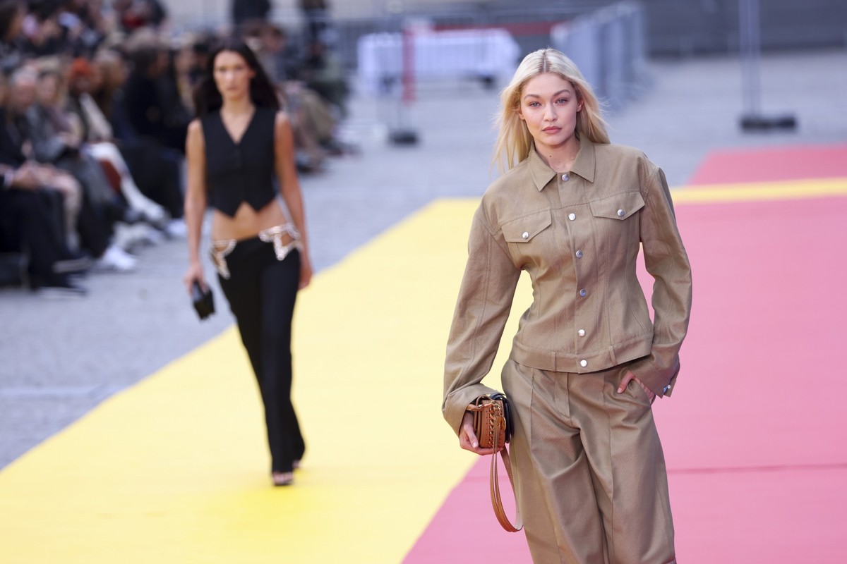 03.10.2022, Frankreich, Paris: Gigi Hadid (r) und ihre Schwester Bella Hadid, beide Models aus den USA, tragen Kreationen von Stella McCartney f�r Fr�hjahr/Sommer 2023 auf den Pret-a-porter-Schauen in ...