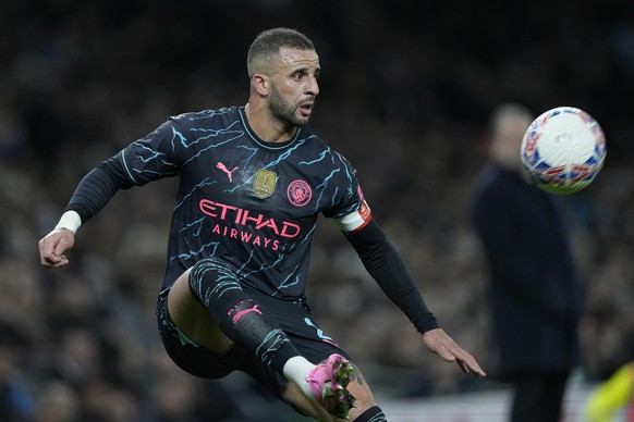 Manchester City&#039;s Kyle Walker controls the ball during the English FA Cup fourth round soccer match between Tottenham Hotspur and Manchester City in London, Friday, Jan. 26, 2024. (AP Photo/Dave  ...