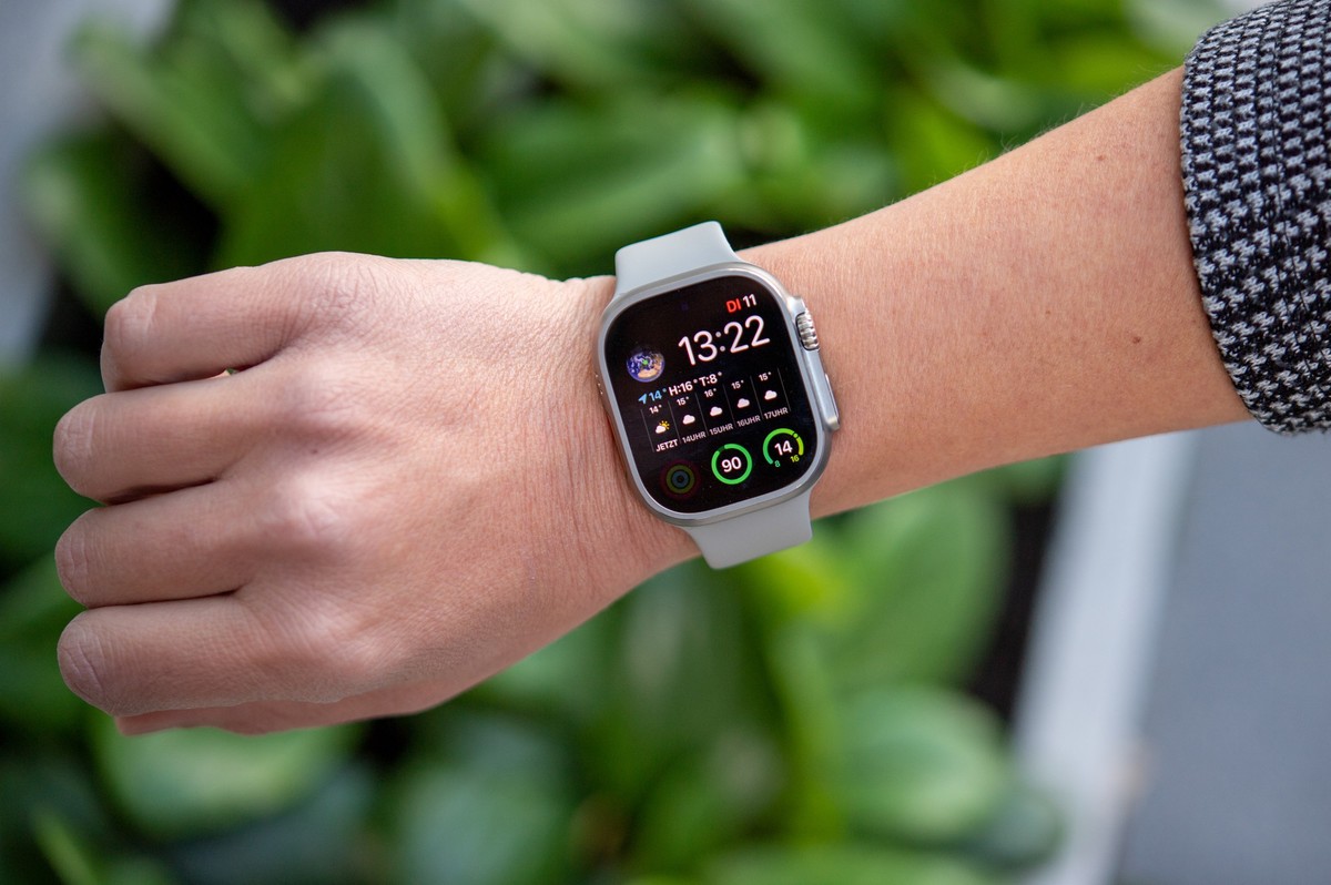 Zum Themendienst-Bericht von Christoph Dernbach vom 14. Oktober 2022: Wie wird das Wetter? Die neue Apple Watch Ultra wei� es. Foto: Bernd Diekjobst/dpa-tmn - Honorarfrei nur f�r Bezieher des dpa-Them ...