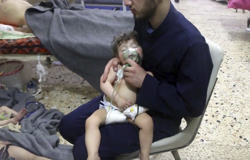 Ein Kleinkind wird medizinisch versorgt: Dieses vom syrischen Zivilschutz, genannt "Weißhelme", zur Verfügung gestellte Videostandbild soll nach dem mutmaßlichen Giftgasangriff auf Duma entstanden sei ...