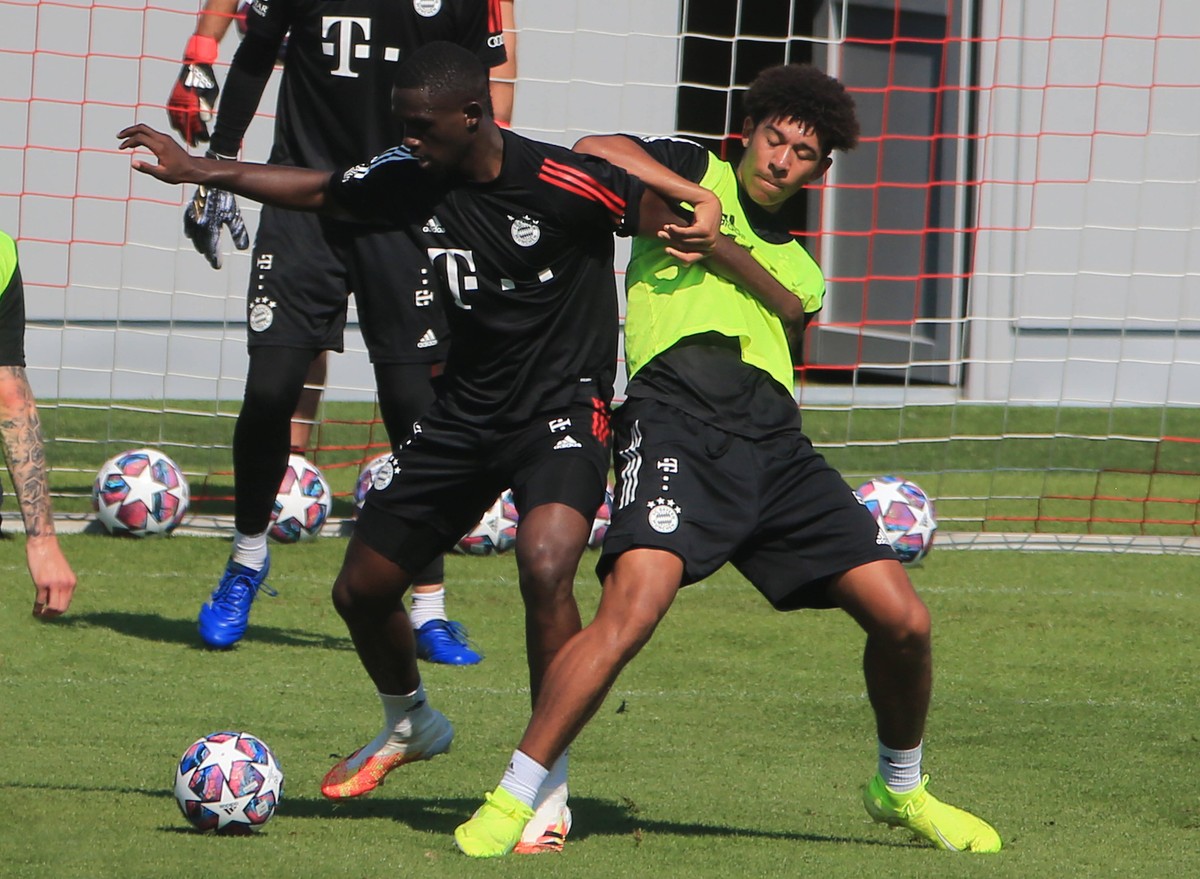 Tanguy Nianzou und US-Talent Chris Richards (r.) kabbeln sich im Training. Auch Richards gilt als potenzieller Stammspieler in der Bayern-Abwehr.