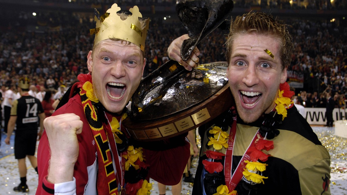 BITTER Johannes und ROGGISCH Oliver Team_Deutschland Handball Weltmeisterschaften 2007 in Deutschland Finale BRD-Polen Siegeehrung PUBLICATIONxINxGERxSUIxAUTxHUNxSWExNORxDENxFINxONLY

Bitter John an ...