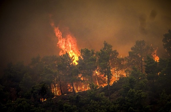 dpatopbilder - 22 juillet 2023, Grèce, Rhodes : des flammes peuvent être vues lors d'un grand incendie de forêt sur l'île grecque de Rhodes.  Le grand feu de forêt qui dure depuis cinq jours sur Rhodes...