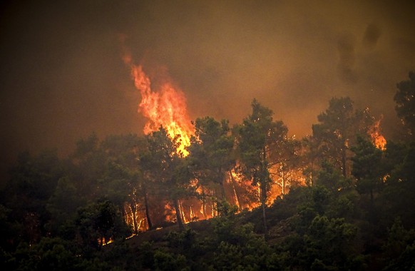 dpatopbilder - 22.07.2023, Griechenland, Rhodos: Flammen sind bei einem großen Waldbrand auf der griechischen Insel Rhodos zu sehen. Der große Waldbrand, der auf Rhodos bereits den fünften Tag andauer ...