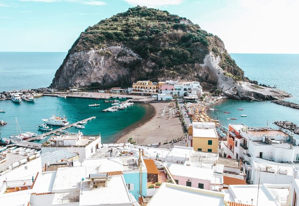 Ischia bietet für viele Tourist:innen die perfekte Mischung zwischen Strand- und Stadturlaub.