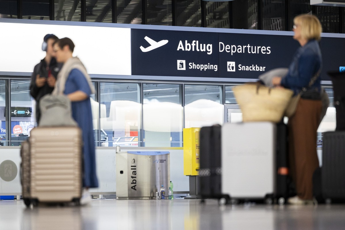 ARCHIV - 22.06.2024, Niedersachsen, Hannover: Fluggäste warten am Morgen im Flughafen Hannover-Langenhagen. (zu dpa: «Mehr Passagiere am Flughafen Hannover als im Vorjahr») Foto: Michael Matthey/dpa + ...