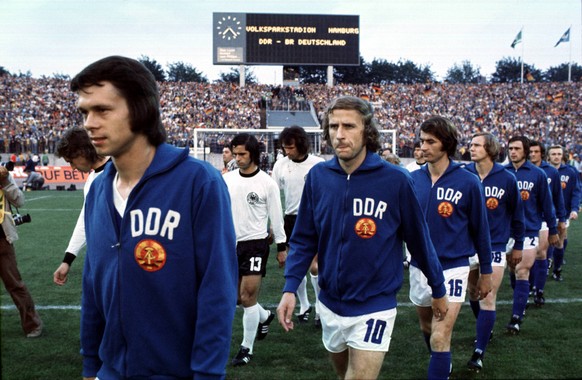 Jürgen Sparwasser (vorne im Bild) weiß da noch nicht, dass er eine Legende des Ost-Fußballs wird.