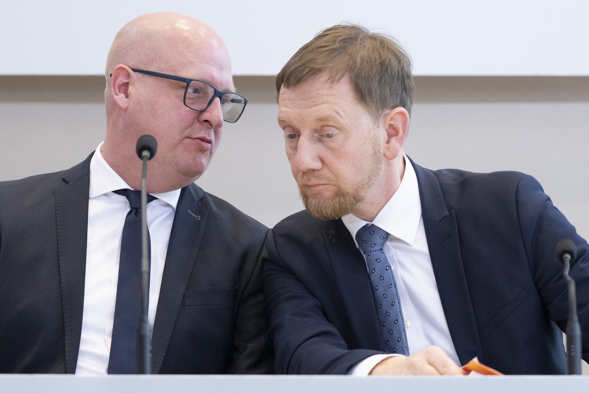 ARCHIV - 15.11.2024, Sachsen, Dresden: Henning Homann (l), Co-Vorsitzender der SPD in Sachsen, und Michael Kretschmer (CDU), Ministerpräsident von Sachsen, nehmen an einer Pressekonferenz im Landtag t ...