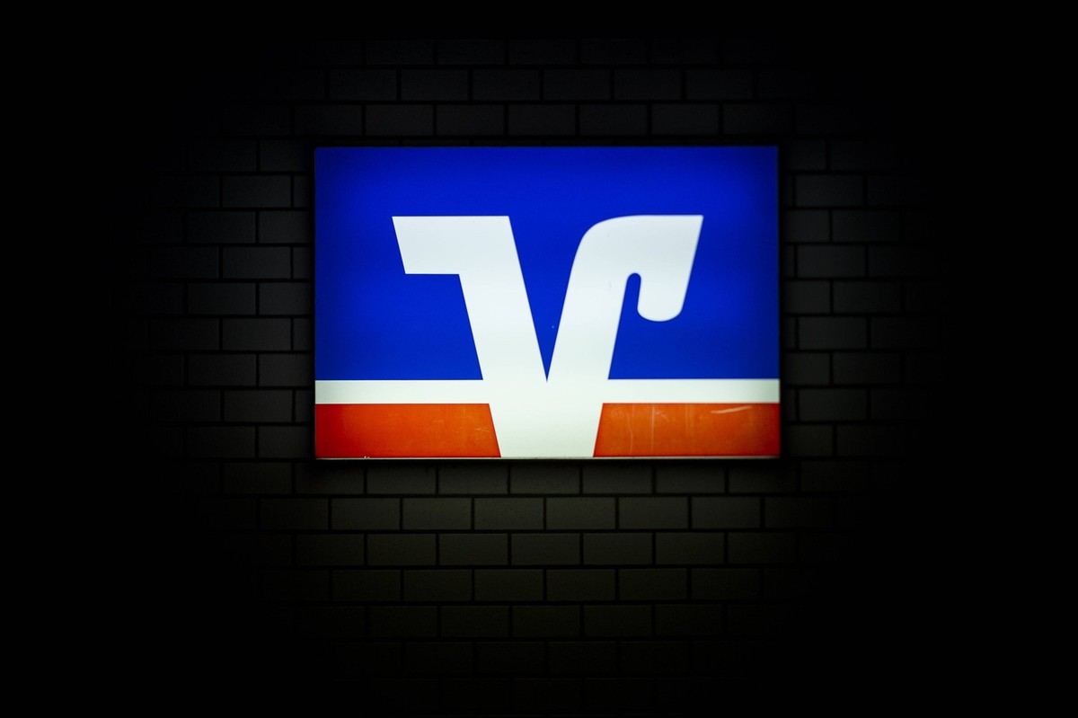 Feature Volksbank Eine Volksbank Filiale in der Dunkelheit. Foto: Wedel/Kirchner-Media Eilshausen Nordrhein-Westfalen Deutschland *** Feature Volksbank A Volksbank branch in the darkness Photo Wedel K ...