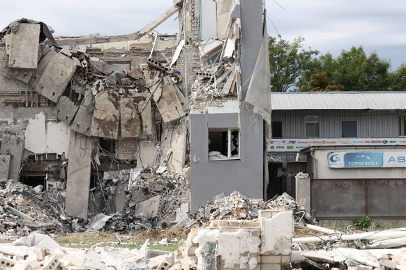 Ukraine-Konflikt, Kriegssch�den in Cherson KHERSON, UKRAINE SEPTEMBER 8, 2022: An apartment block destroyed in shelling in a street. Sergei Malgavko/TASS PUBLICATIONxINxGERxAUTxONLY TS141B56