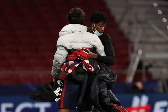 Bright Mbi (r.) bedankt sich nach dem Spiel bei Atléticos Joao Felix für den Trikottausch.