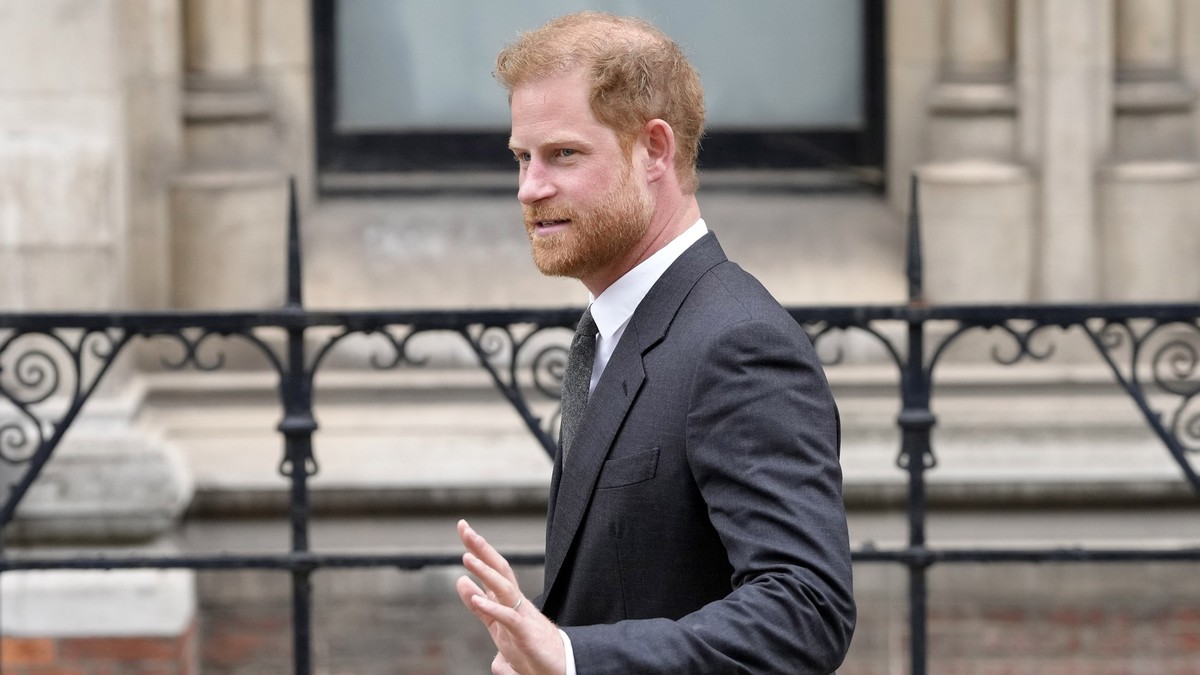 ARCHIV - 30.03.2023, Großbritannien, London: Der britische Prinz Harry verlässt den Gerichtshof. Im Fall der Schadenersatzklage von Prinz Harry und weiteren britischen Prominenten wegen abgehörter Tel ...