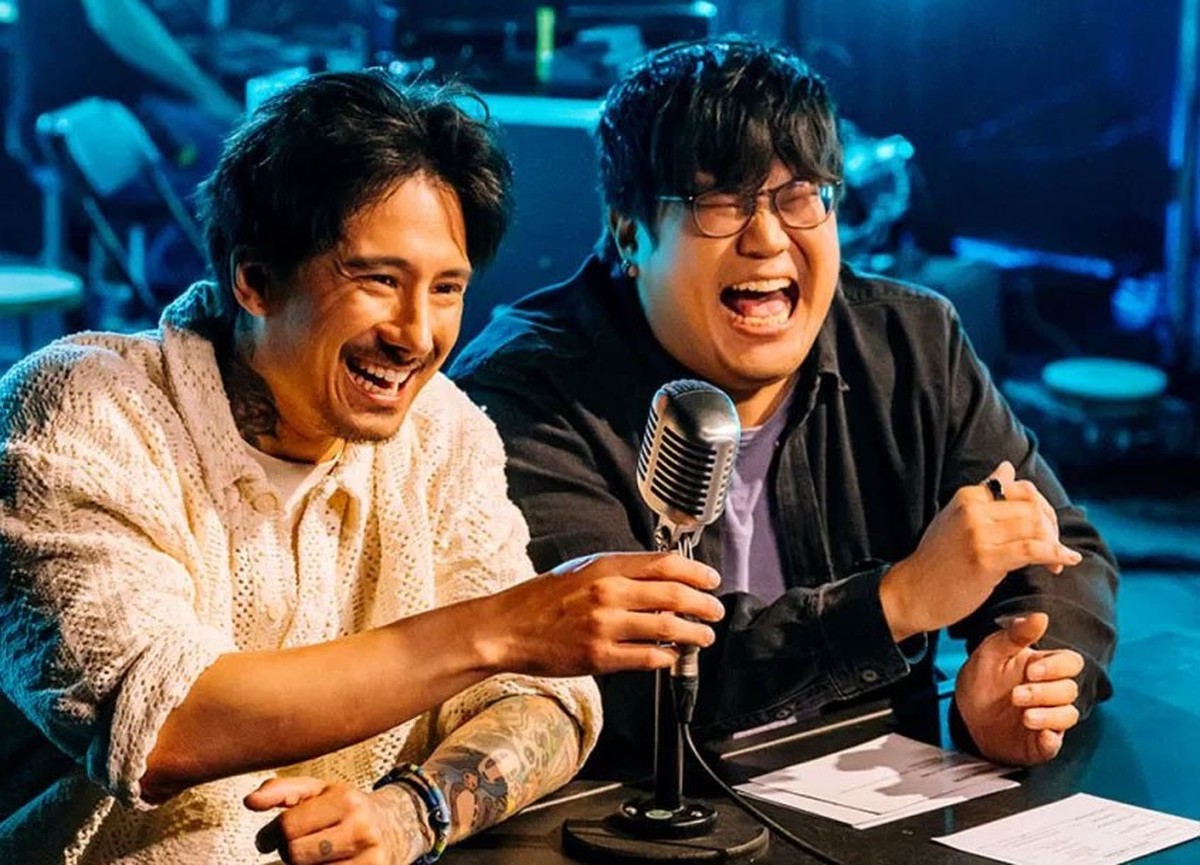 Julien Bam (links) und Joon Kim kommentieren das Geschehen bei "The Way Out".