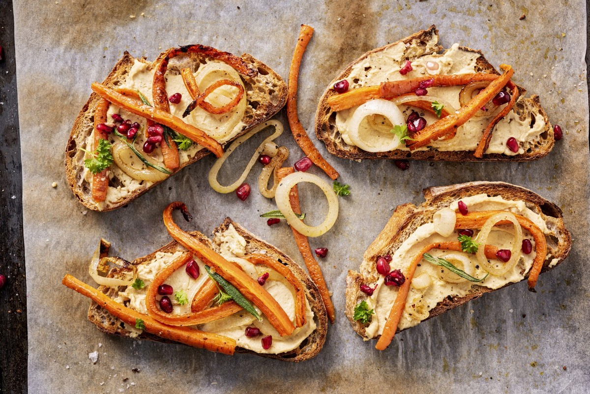 Pflanzlicher Brotaufstrich ist in den letzten Jahren immer beliebter geworden. Gerade bei veganen Alternativen zu klassischen Brotbelegen gehen die meisten Menschen auch davon aus, dass es viel gesünd ...