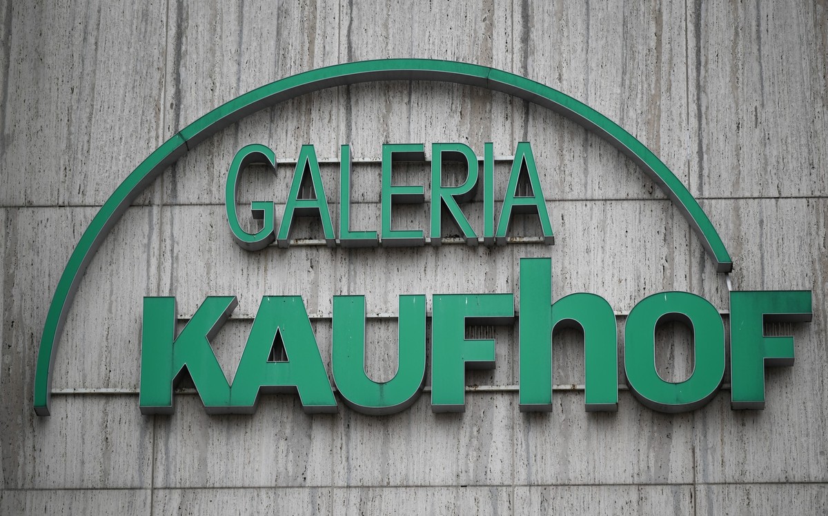 ARCHIV - 02.04.2024, Hessen, Hanau: Der Schriftzug &quot;Galeria Kaufhof&quot; prangt an der Fassade der ehemaligen Galeria Kaufhof-Filiale in der Hanauer Innenstadt. (zu dpa: �Insolvenzverwalter: Meh ...