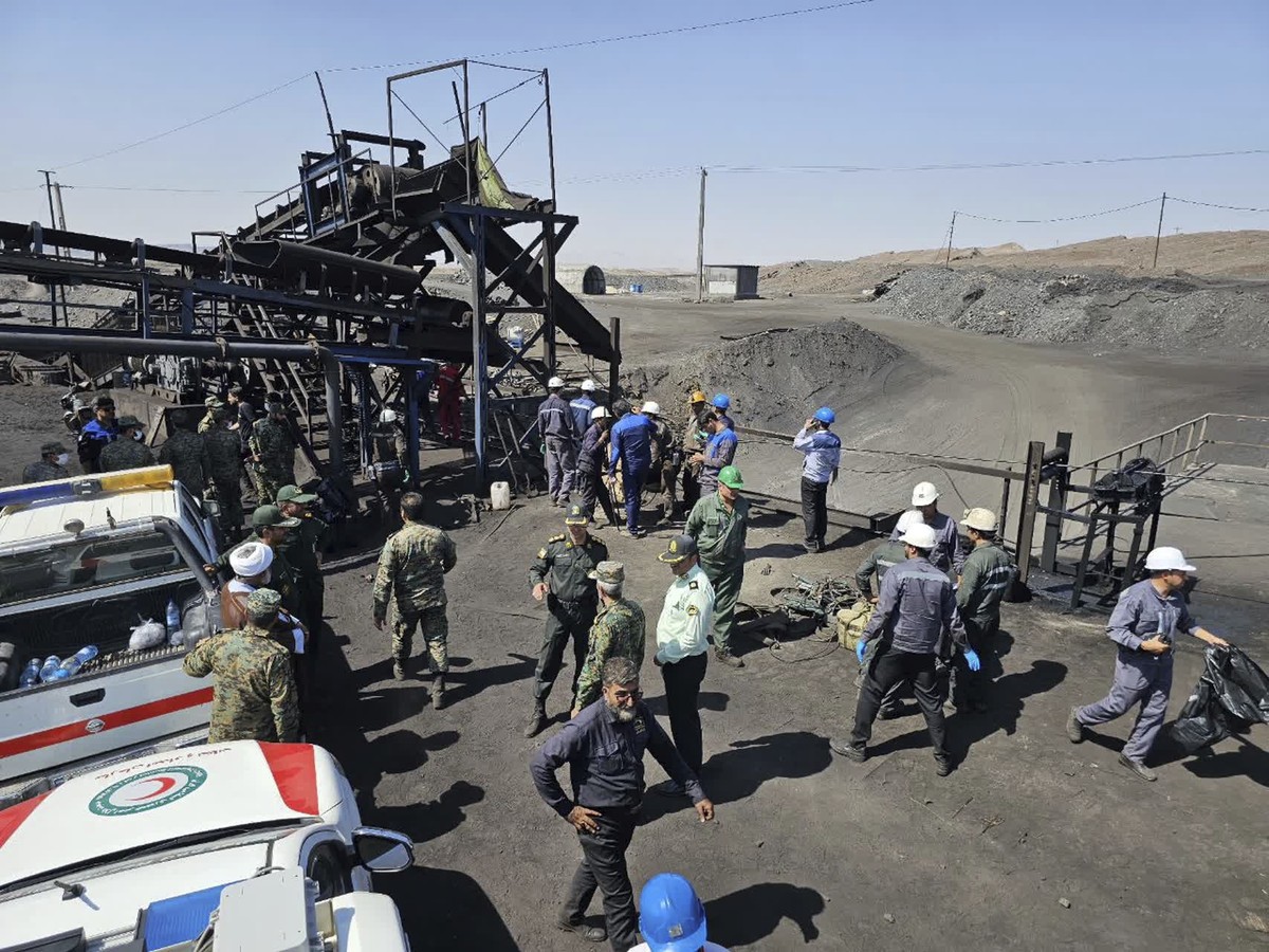 HANDOUT - 22.09.2024, Iran, Tabas: Auf diesem von der iranischen Gesellschaft des Roten Halbmonds veröffentlichten Foto sind Bergleute und Polizisten am Standort einer Kohlemine etwa 540 Kilometer süd ...