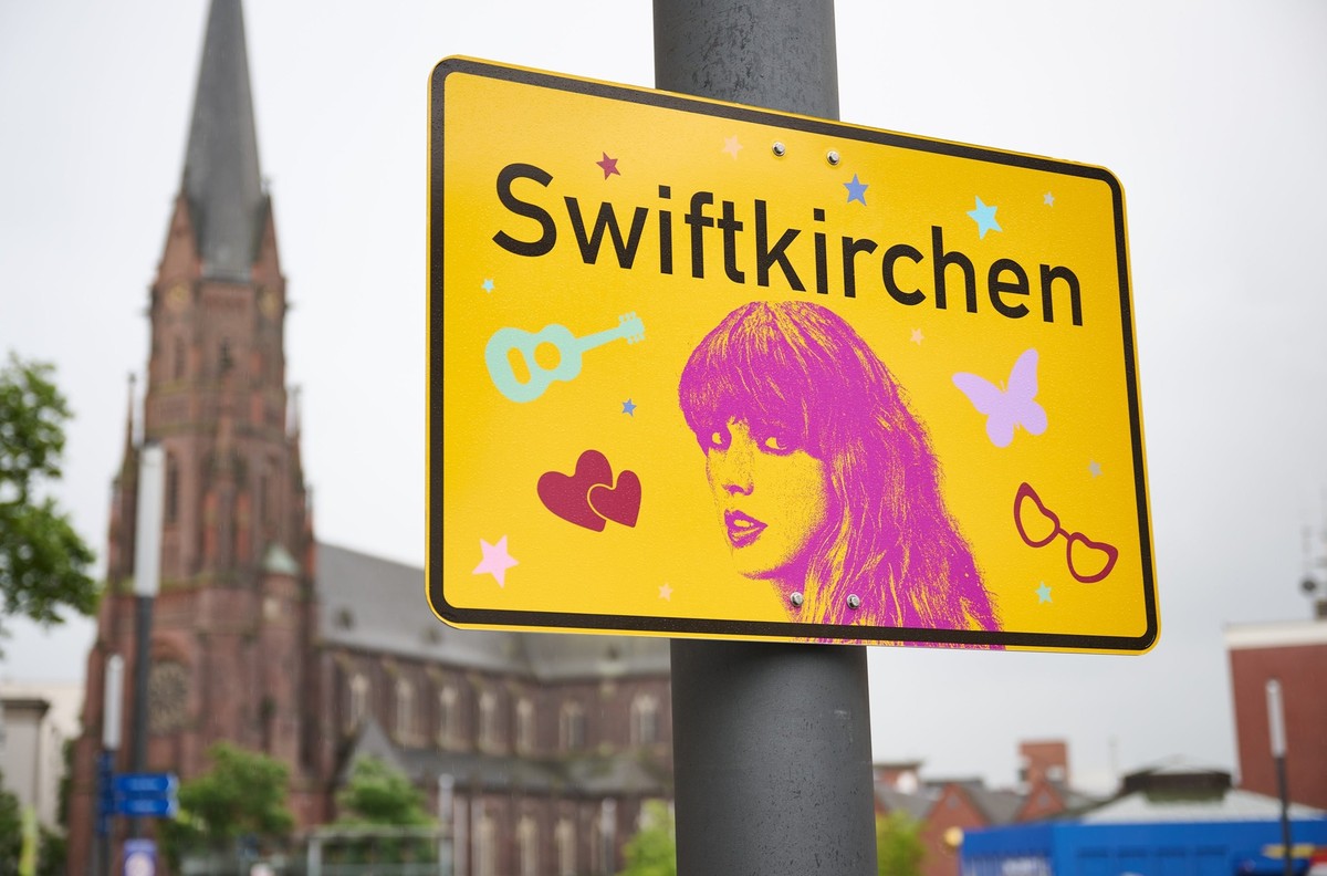 ARCHIV - 02.07.2024, Nordrhein-Westfalen, Gelsenkirchen: Das Ortsschild &quot;Swiftkirchen&quot; zu Ehren der Musikerin Taylor Swift h