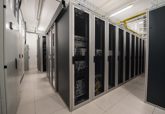Mehrere Schrankreihen mit Servern stehen in Frankfurt in den gutgesicherten Räumen der Firma DE-CIX.&nbsp;