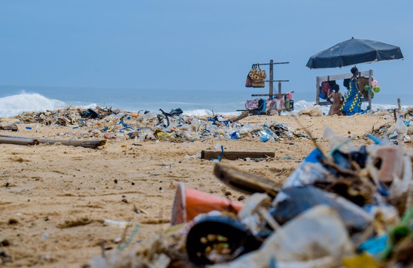 Strände und Küsten sind in vielen Ländern zugemüllt und verdeutlichen, wie viel Plastikmüll wir produzieren.