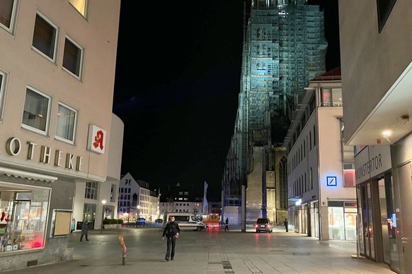 26.01.2024, Baden-Württemberg, Ulm: Die Polizei hat wegen eines Einsatzes am Freitagabend Teile des zentralen Münsterplatzes in Ulm gesperrt. Foto: Nico Pointner/dpa +++ dpa-Bildfunk +++