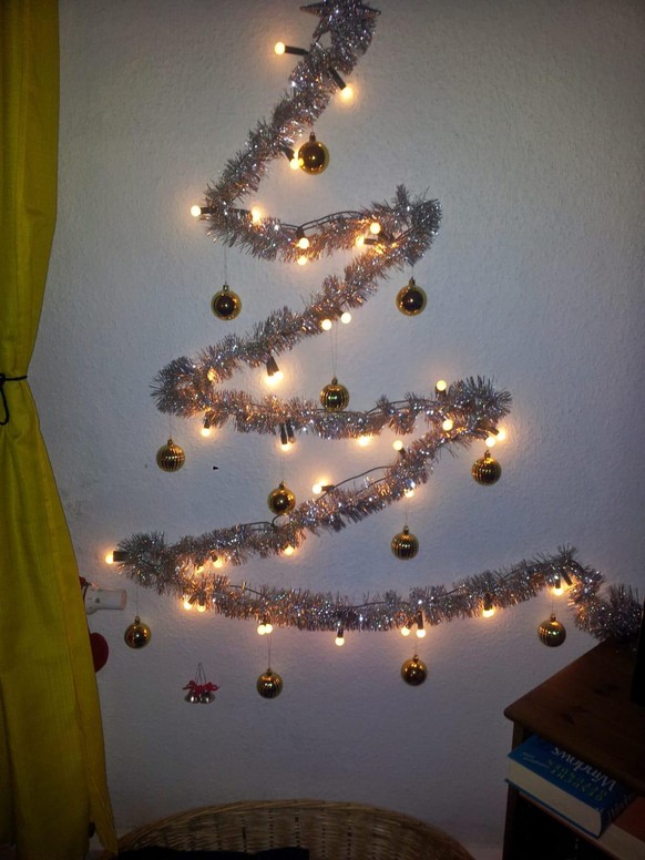 Das war der Weihnachtsbaum einer watson-Redakteurin. Die Lametta-Kette gibt es schon seit ihrer Kindheit und wird jedes Jahr wiederverwendet, schwört sie. 