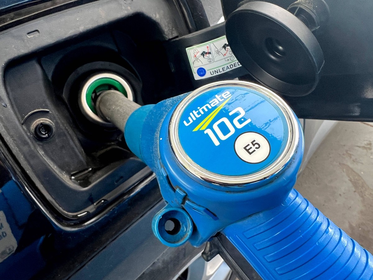 Tankstelle ARAL Zapfhahn Tanken *** Petrol station ARAL pump refueling Copyright: xmix1x