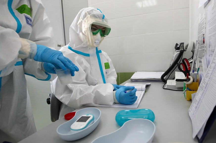 05.06.2020, Russland, Moskau: MOSCOW, RUSSIA - JUNE 5, 2020: Medical staff members at work in an infectious diseases department for COVID-19 patients opened at Lopatkin Urology and Interventional Radi ...