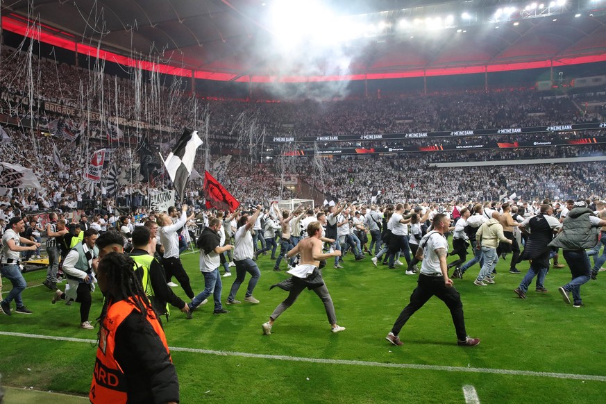 Nach dem Einzug ins Finale der Europa League stürmten die Fans von Eintracht Frankfurt auf den Platz. 