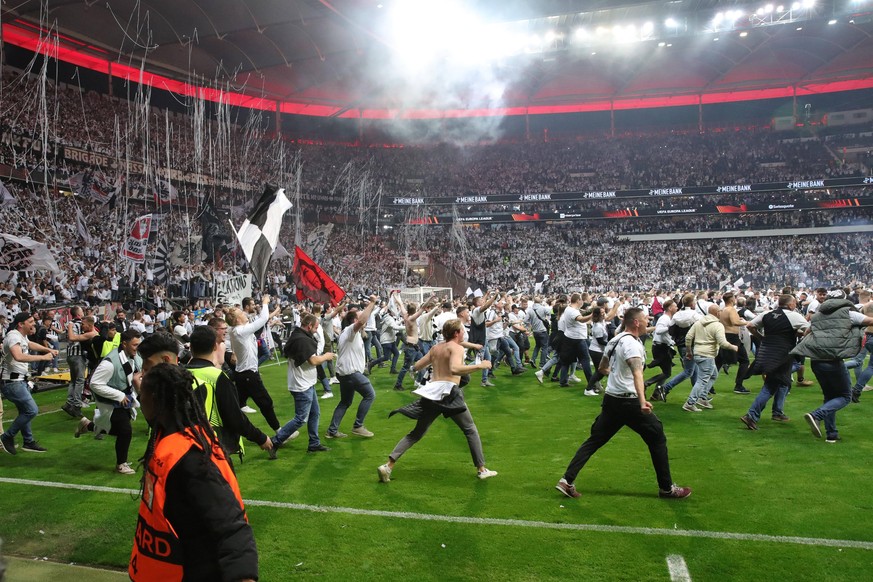 Platzsturm der Fans,Fussballfans nach Sieg und Final Einzug. Fussball Europa League, Halbfinale Eintracht Frankfurt - West Ham United 1-0, am 05.05.2022 in Frankfurt/ Deutschland. DEUTSCHE BANK PARK * ...