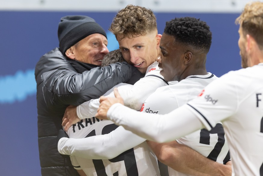 Potenzialtrainer Martin Daxl, Jesper Lindström (Eintracht Frankfurt, 29) und Aurelio Buta (Eintracht Frankfurt, 24) beglückwünschen Rafael Santos Borré, Borre (Eintracht Frankfurt, 19) zu dessen Tor z ...