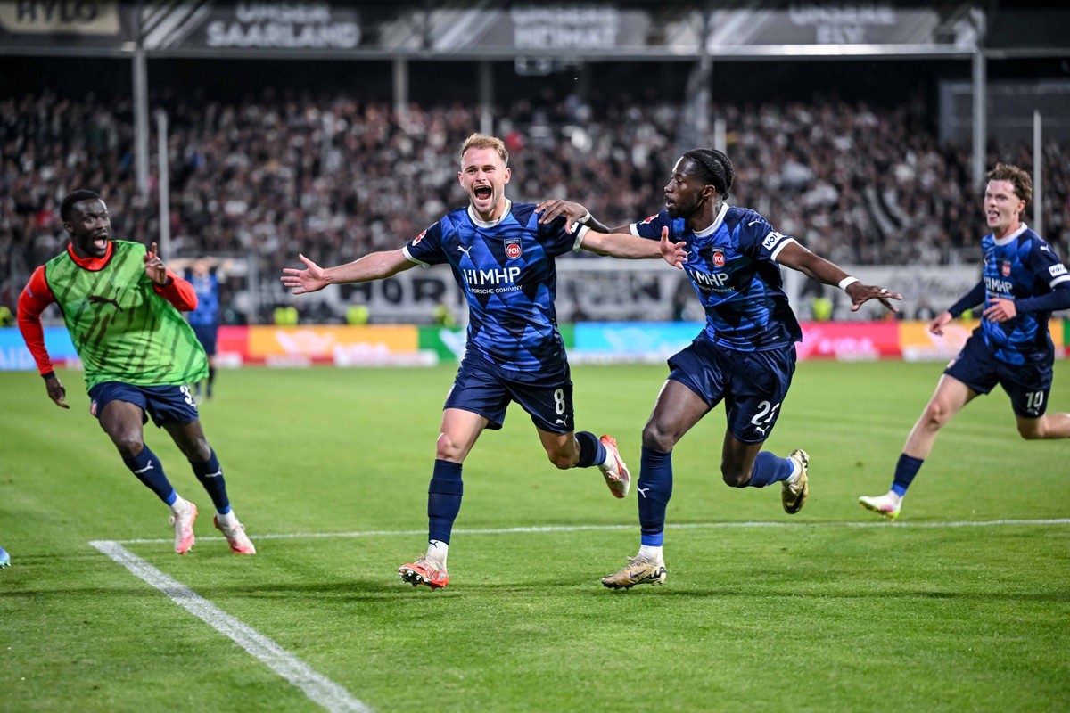Leonardo Scienza 1.FC Heidenheim Torjubel, jubelt mit seiner Mannschaft nach treffer zum 1:2 w�hrend des Bundesliga-Relegationsr�ckspiels zwischen der SV Elversberg und dem 1.FC Heidenheim, URSAPHARM- ...