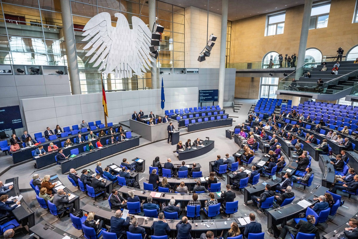 13.10.2022, Berlin: Die Abgeordneten debattieren im Plenarsaal im Deutschen Bundestag. In der Sitzung soll unter anderem �ber das B�rgergeld-Gesetz beraten werden. Foto: Michael Kappeler/dpa +++ dpa-B ...