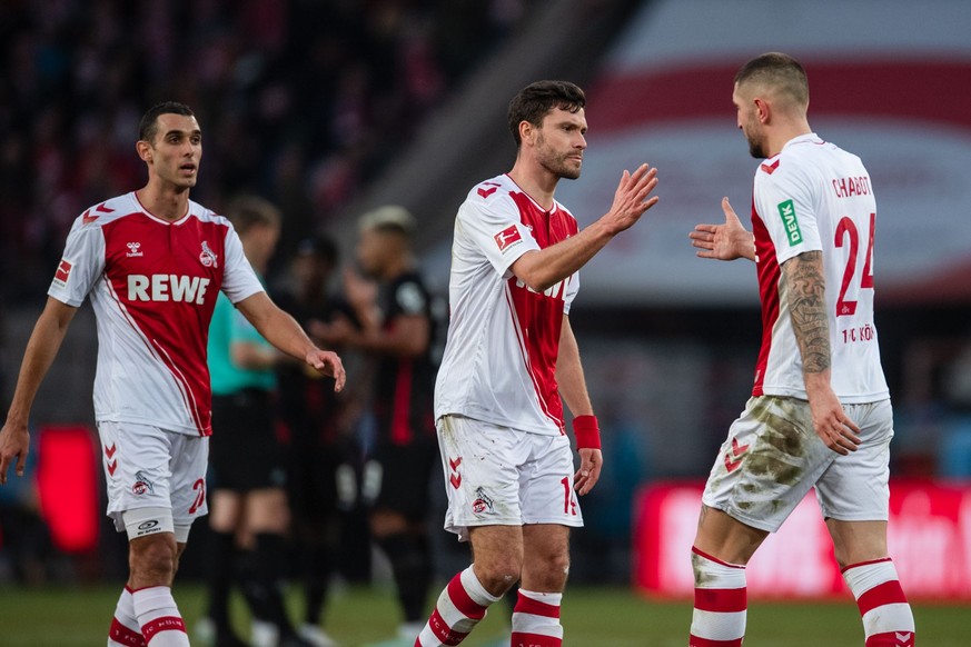 04.02.2023, Nordrhein-Westfalen, Köln: Fußball: Bundesliga, 1. FC Köln - RB Leipzig, 19. Spieltag, RheinEnergieStadion. Kölns Jonas Hector (M) und Julian Chabot (r) klatschen sich nach der Partie nebe ...