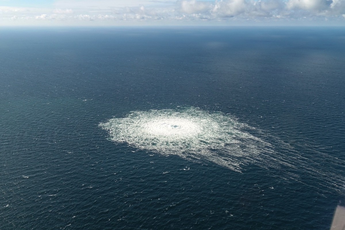 ARCHIV - 27.09.2022, Dänemark, Bornholm: HANDOUT - Das vom dänischen Verteidigungskommando zur Verfügung gestellte Foto zeigt das Nord-Stream-2-Gasleck in der Nähe von Bornholm aus der Luft. Bei den U ...